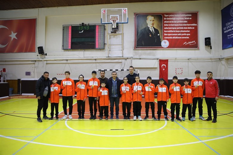  350 SPORCUNUN KATILDIĞI HOKEY GRUP MÜSABAKALARI SONA ERDİ