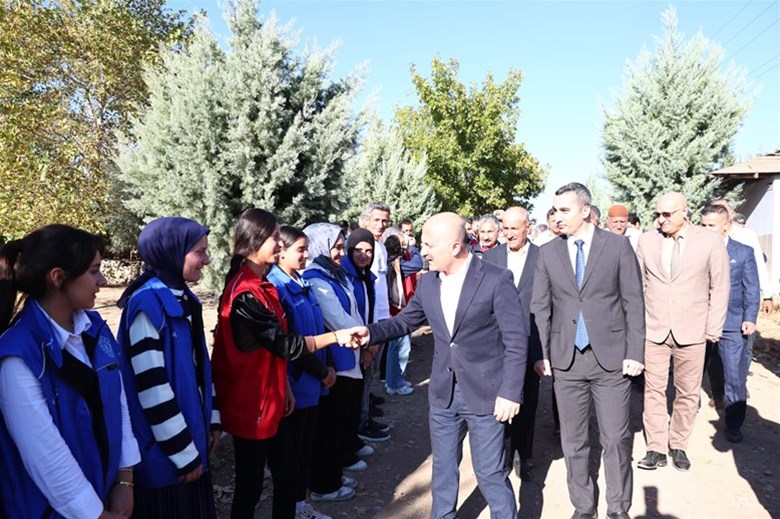 Gönüllü Gençler Samsat’ta Nar Hasadına Katıldı