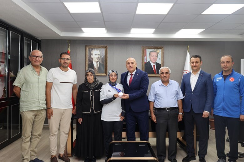 ENKAZDAN ZİRVEYE: EMİNE NUR’UN KÜREKLE YAZDIĞI ŞAMPİYONLUK HİKÂYESİ